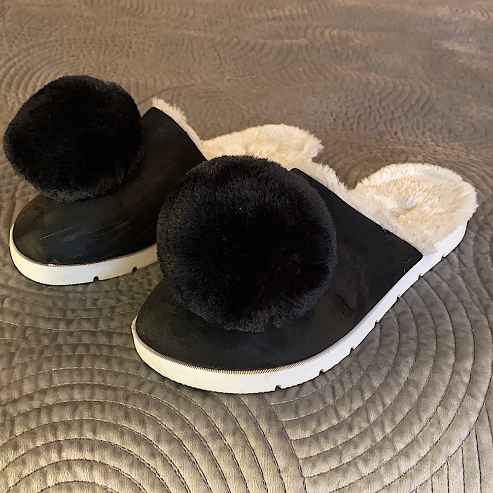 🌺 Women's Pom-Pom Black Slippers
